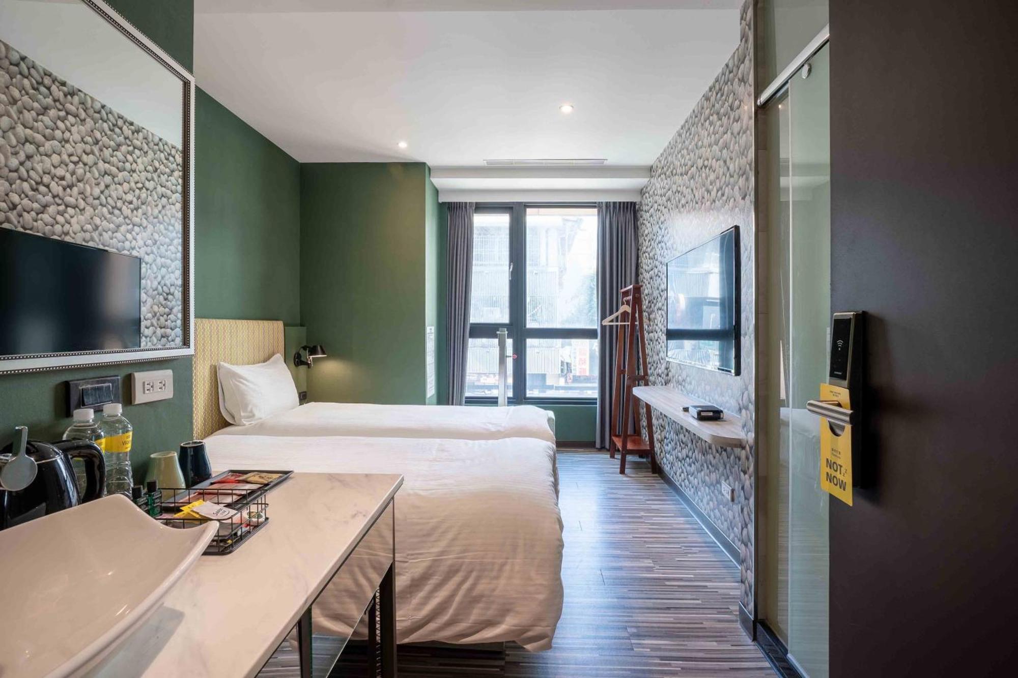 Check Inn Taichung Ziyou מראה חיצוני תמונה