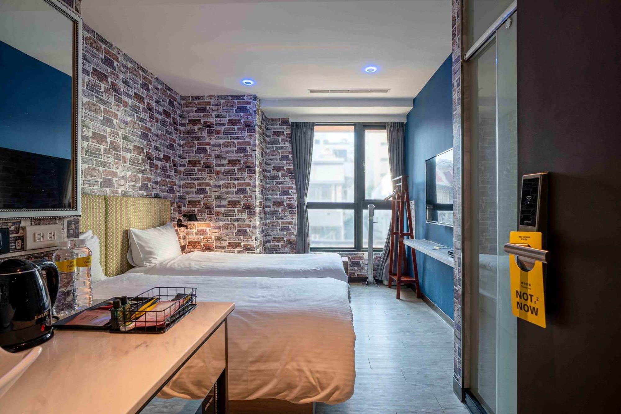 Check Inn Taichung Ziyou מראה חיצוני תמונה